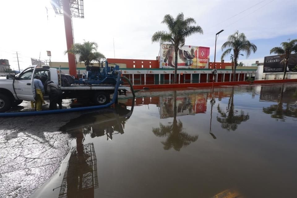In mehrere Geschäfte drang Wasser ein und in der Santa Ana Street und einigen umliegenden Straßen wurden einige Autos überschwemmt, was den Verkehr unmöglich machte.