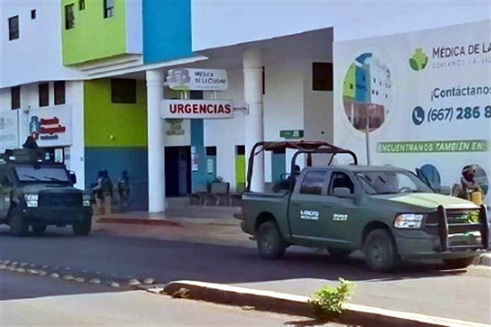 La balacera entre los agentes de seguridad pública se suscitó tras el ingreso de dos personas baleadas a la clínica.