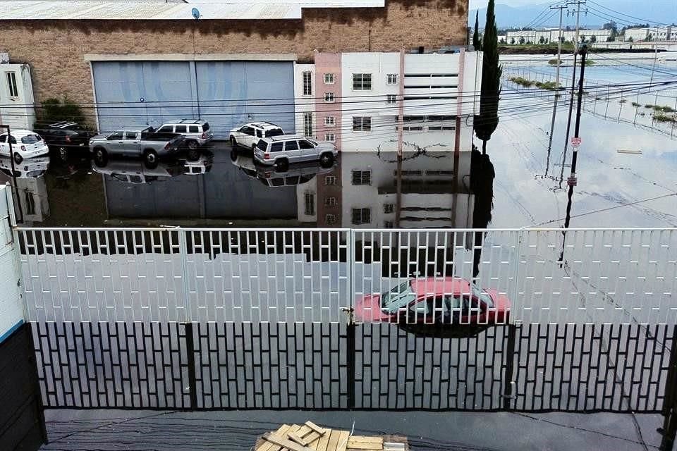 Trabajadores quedaron dentro de las bodegas debido a la inundación.