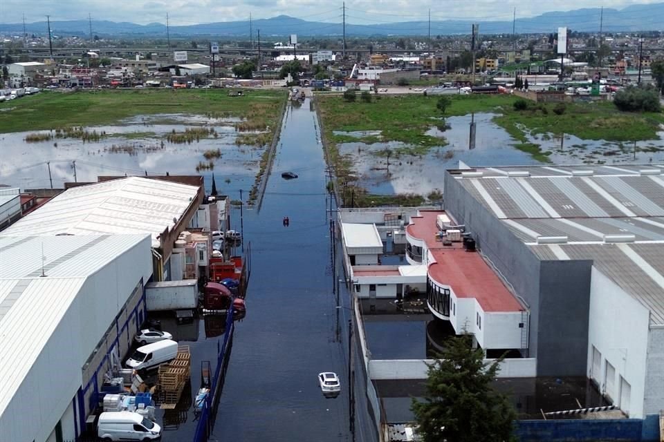En algunos puntos de la zona industrial de Lerma, el agua alcanza hasta un metro de altura.