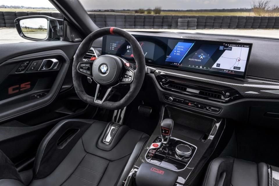 Das Lenkrad ist mit Alcantara bezogen und verfügt über Schaltwippen aus Metall.
