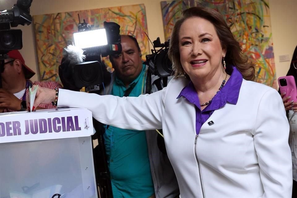 La Ministra Yasmín Esquivel, al emitir su voto en la pasada elección judicial.