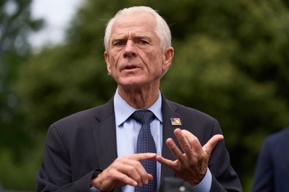 Peter Navarro habla con reporteros en la Casa Blanca, el 29 de mayo del 2025.