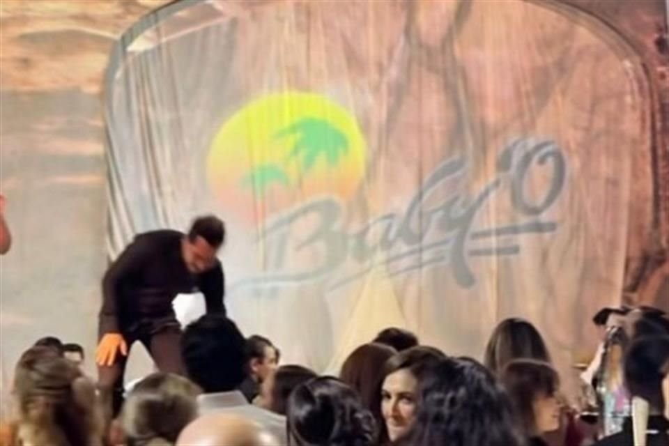 En la fiesta se imitó la fachada de la discoteca Baby'O de Acapulco, por lo que diferentes espacios del lugar fueron adaptados para simular el emblemático lugar.