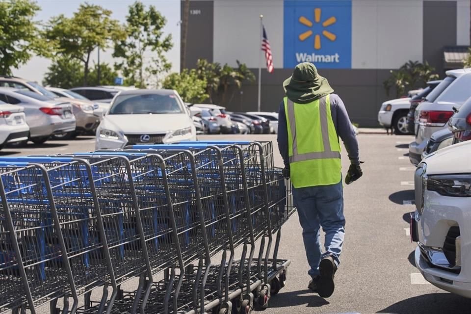 Un empleado recolecta carritos para compras vacíos del estacionamiento de una tienda de la cadena Walmart en Burbank, California, el 10 de abril de 2025.