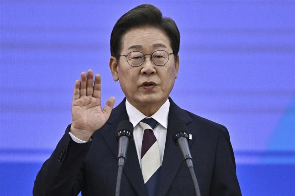 El recién elegido Presidente de Corea del Sur, Lee Jae-myung, presta juramento en la Asamblea Nacional en Seúl, el 4 de junio de 2025.