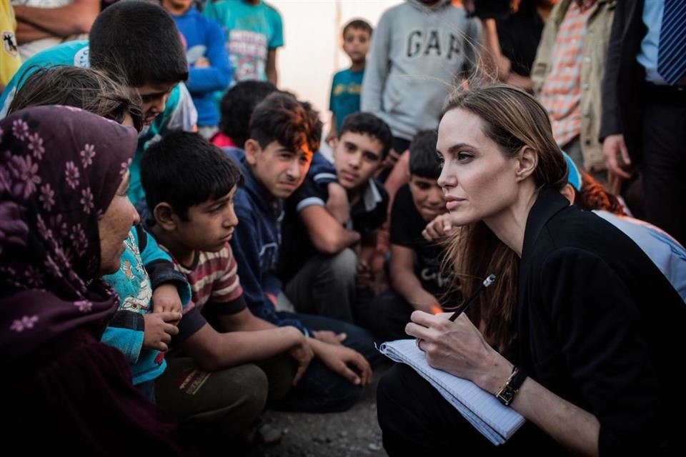 La actriz Angelina Jolie, ganadora del Óscar, cumple este miércoles 50 años, sintiéndose plena por su labor humanitaria y como madre.