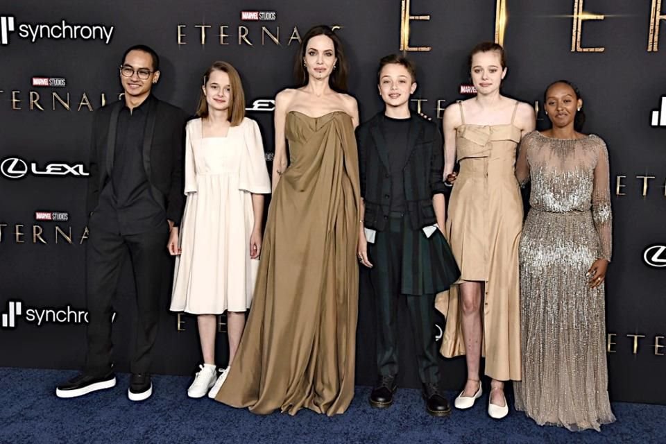 Shiloh, Vivienne Marcheline y Knox Leon son los hijos biológicos que tuvo con Brad Pitt, mientras que los adoptados son Pax Thien, Zahara y Maddox.