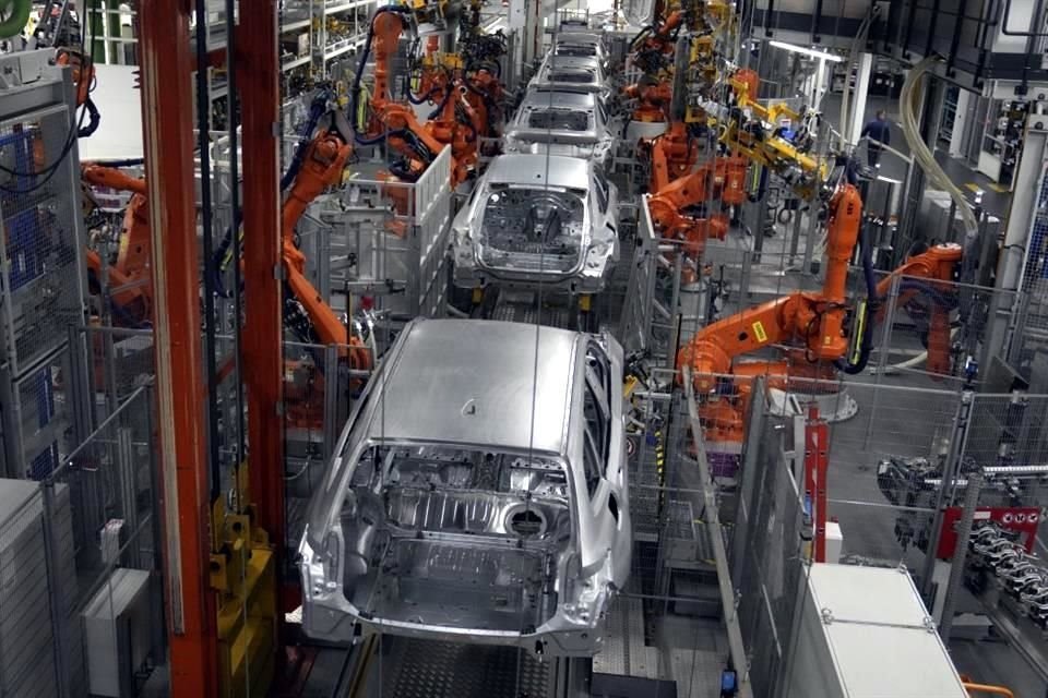 La firma alemana BMW dijo que parte de su red de proveedores se ha visto afectada por la escasez de tierras raras, pero que sus propias plantas están funcionando con normalidad.