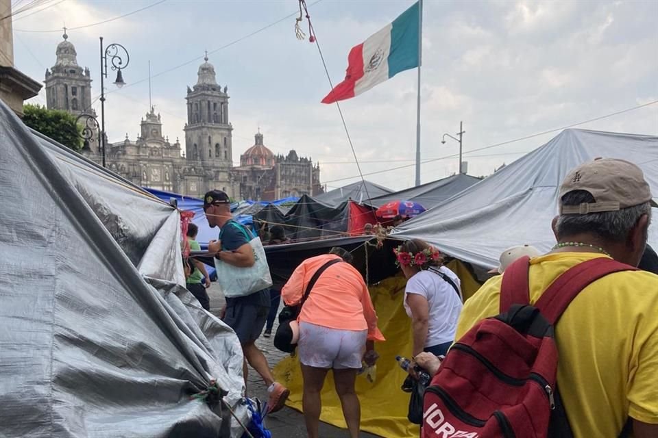 Visitantes del Centro Histórico deben pasar debajo de lazos para continuar su camino.