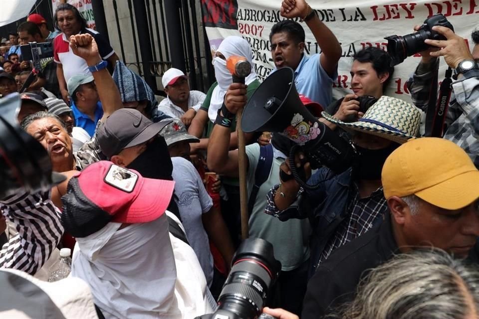 Los maestros de la CNTE han advertido que no darán marcha atrás a la petición de la derogación de la Ley del ISSSTE.