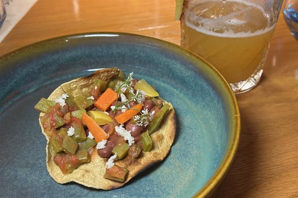 El segundo tiempo fue tostadas con nopales, chiles fermentados y queso de rancho.
