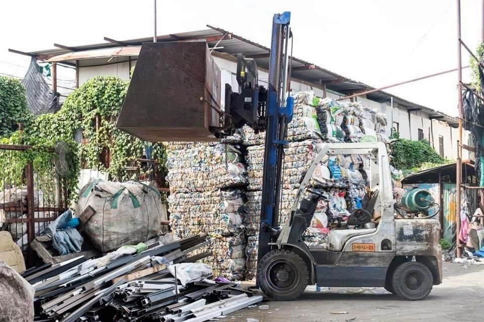Desde hace más de dos décadas, ECOCE opera un sistema de manejo de residuos post consumo en colaboración con empresas, autoridades y sociedad civil.