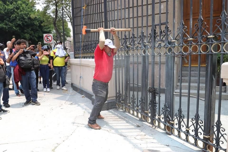 Un hombre, del grupo disidente, quiso romper las cadenas con un marro, pero le rociaron polvo extintor.
