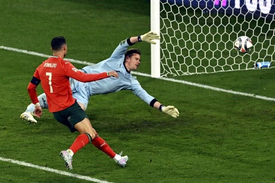 Cristiano suma gol internacional.