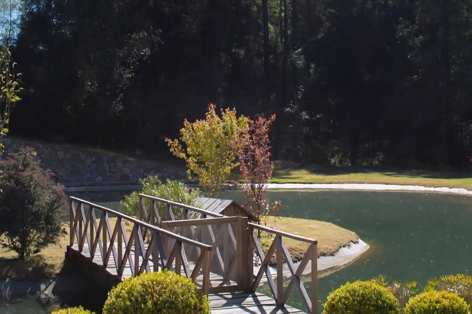 Un pequeño lago, el único espacio común que registra avance.