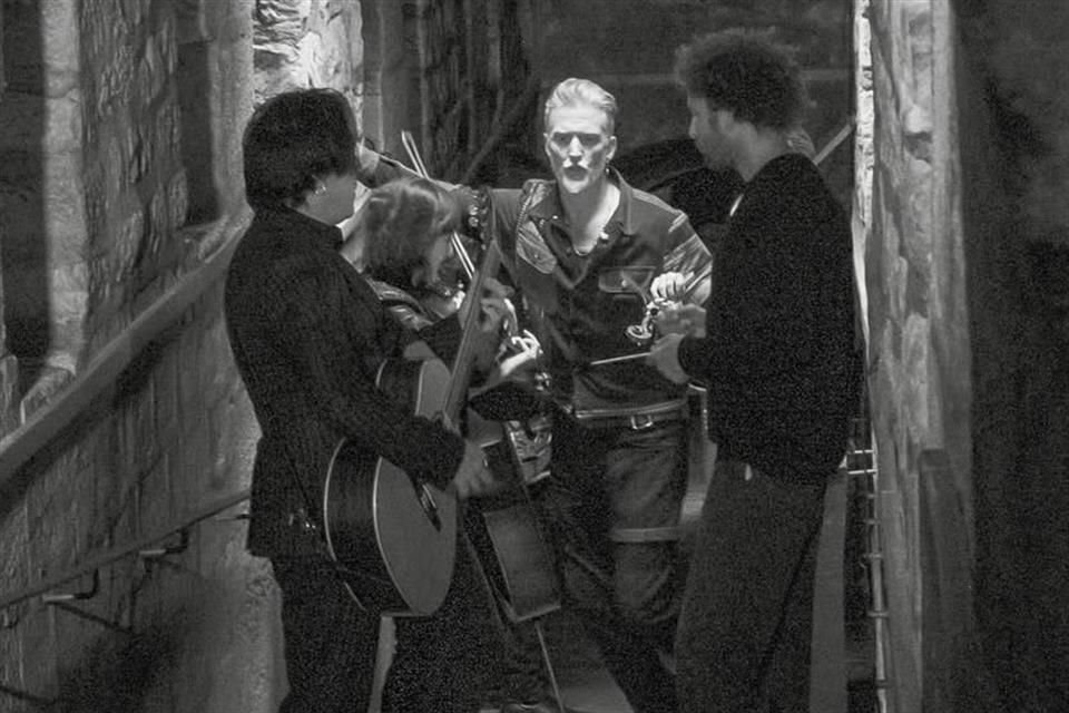 Esta producción, dirigida por Thomas Rames, llevó a Homme a grabar con sus compañeros, Troy van Leeuwen, Michael Shuman, Dean Fertita y Jon Theodore, acompañados por un trío de cuerdas.