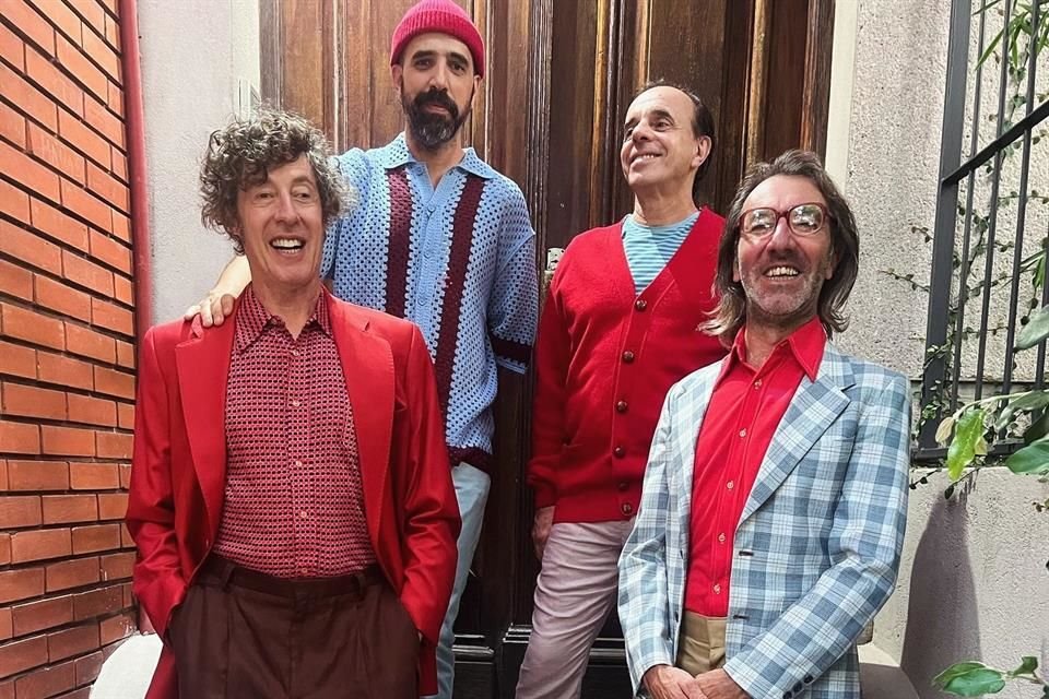 El cuarteto de músicos, que en vivo es quinteto con la intervención especial de Luis Angelero, vendrá a la República Mexicana con el Tour Puertas 2025.