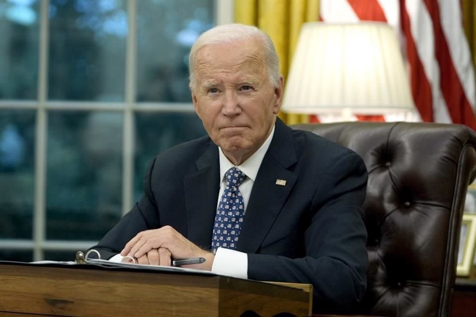 El Presidente Joe Biden habla desde el Despacho Oval de la Casa Blanca el 30 de septiembre de 2024, en Washington.