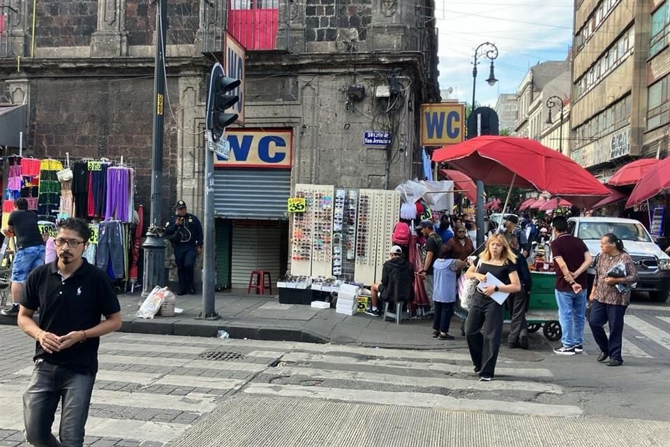 La encargada del negocio contó que la mujer pagó su entrada y jamás salió, por lo que al acercarse halló a la señora inconsciente.