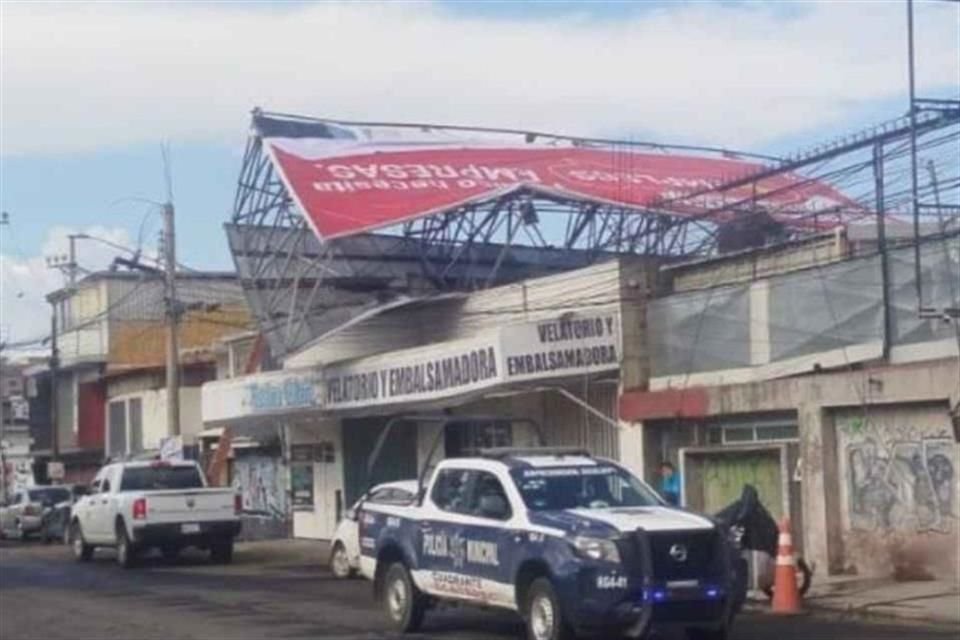 El anuncio se desplomó luego de que se registraron fuertes ráfagas de viento en la zona.