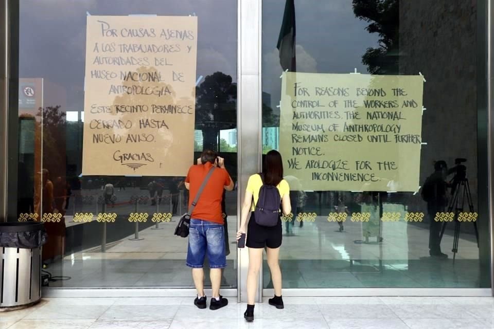 Visitantes al Museo Nacional de Antropología se encontraron con letreros que anunciaban su cierre 'por causas ajenas a los trabajadores y autoridades'.