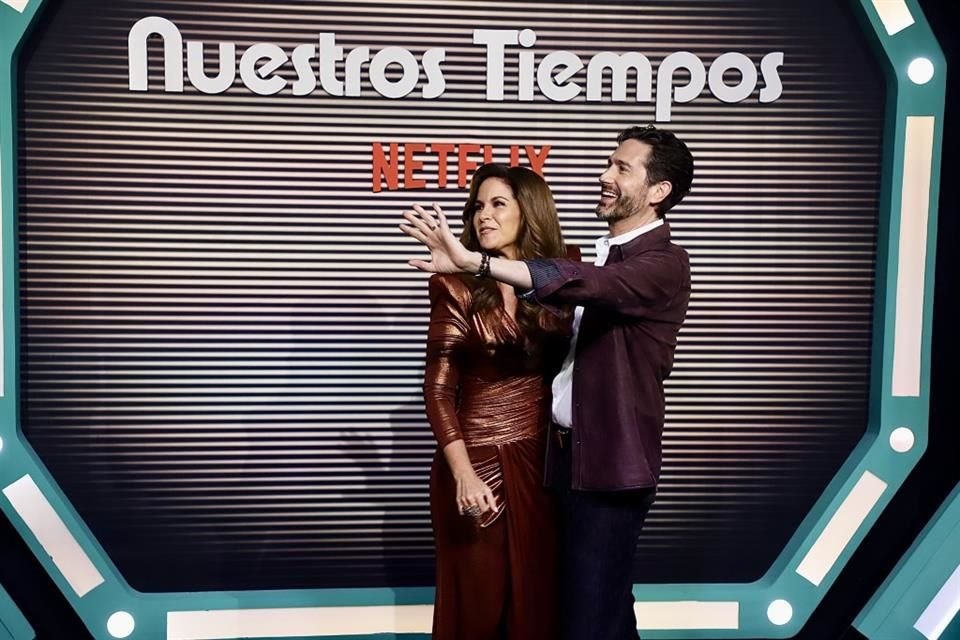 La historia muestra cómo la pareja, completada por Benny Ibarra, al llegar a un 2025 donde las mujeres combaten el machismo, empieza a desestabilizarse.