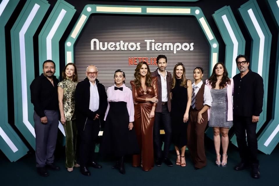 Algunas fans, todas jóvenes, llegaron para lanzarle piropos y aplaudirla, con una fidelidad que sorprendió a la cantante.