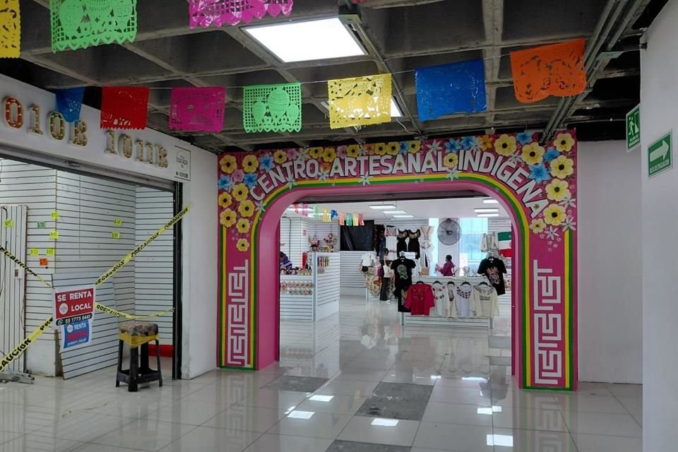 En un espacio que operaba como bodega de productos asiáticos fueron habilitados 50 módulos para los comerciantes. Una marquesina color rosa anuncia el lugar como Centro Artesanal Indígena.