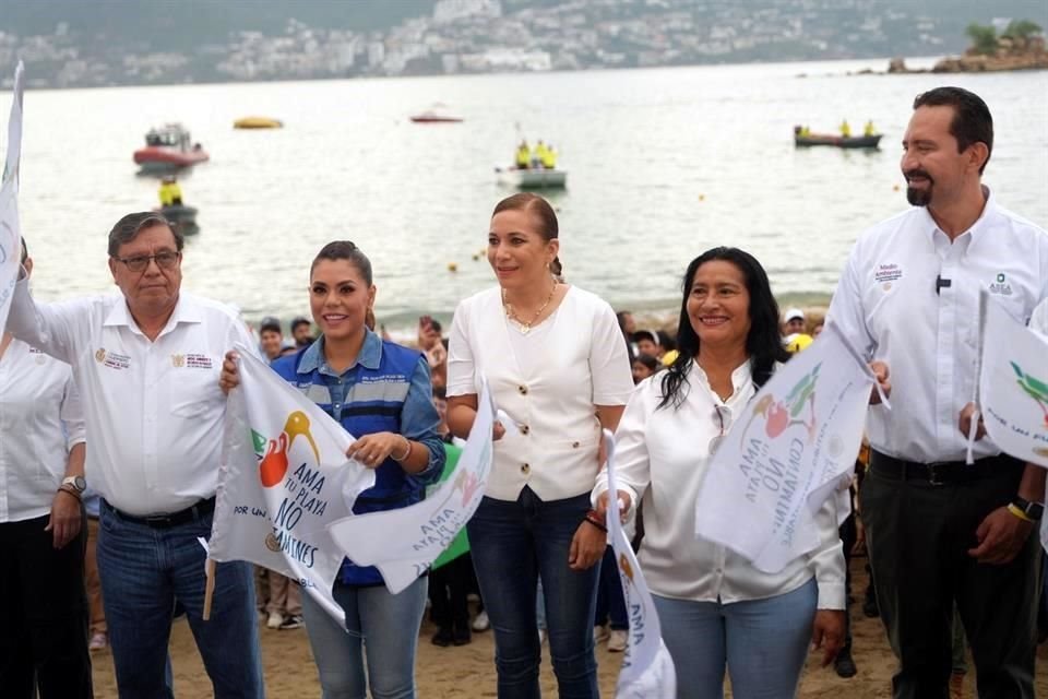 La Alcadesa López y La Gobernadora Salgado encabezaron en Acapulco la puesta en marcha el programa de limpieza de playas.