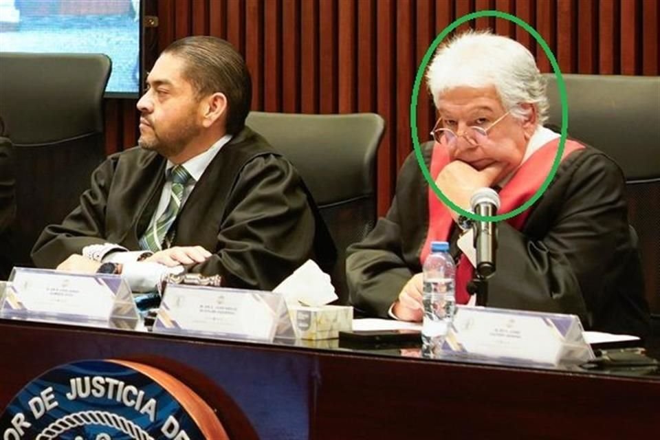 El ex presidente del TSJ-Morelos Luis Jorge Gamboa al lado del nuevo titular Juan Emilio Elizalde (círculo verde).