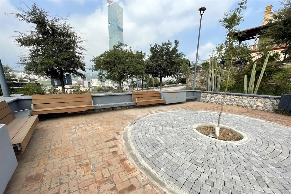 En la explanada del Museo hay ahora bancas y jardineras.
