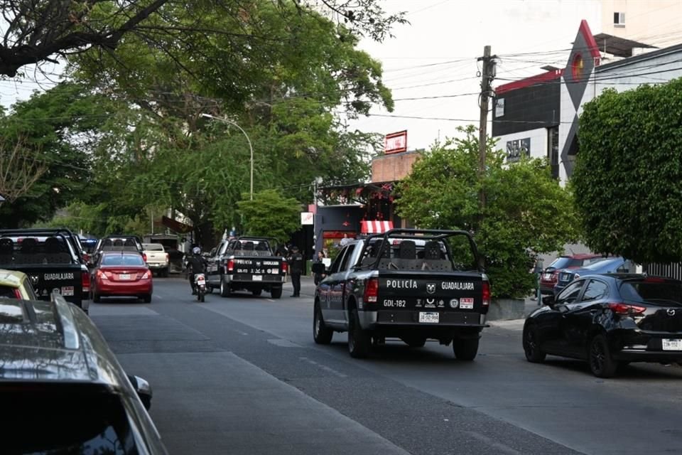 Policías catean bar de la zona de Chapultepec, luego de que hace días hubo una pelea y al parecer participó personal de seguridad.