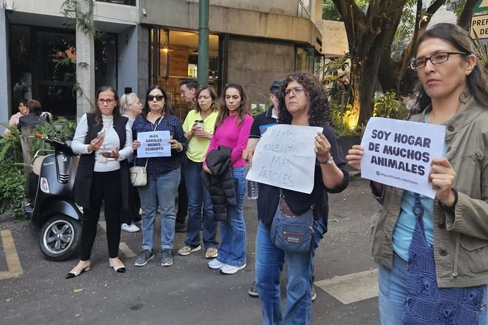 El bloqueo se realiza en la Calle Miguel Laurent, entre el Parque Tlacoquemécatl y Avenida Insurgentes.
