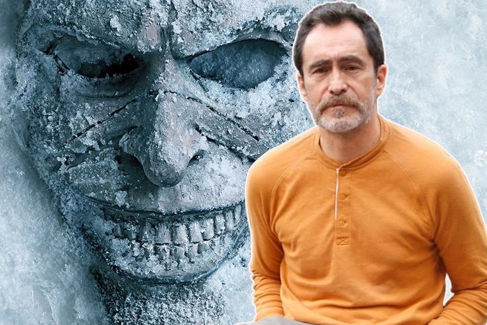 Scott Derrickson, réalisateur de « Black Phone 2 », félicite le réalisateur mexicain Demian Bichir pour le film, qui promet d'être plus violent et terrifiant.