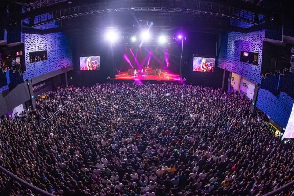 El grupo llegó al foro a hacer soundcheck desde media tarde, y ahí se la pasó revisando detalles del escenario y conversando con su staff sobre la Ciudad de México.