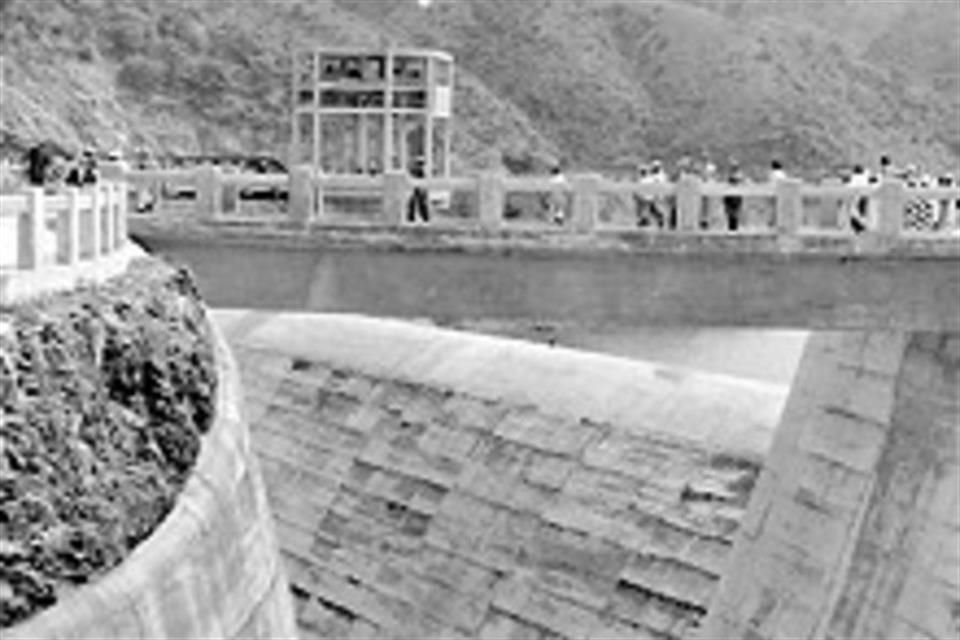 O Lago Valle de Bravo foi criado pela construção de uma barragem em 1947, que fazia parte de um sistema hidrelétrico.