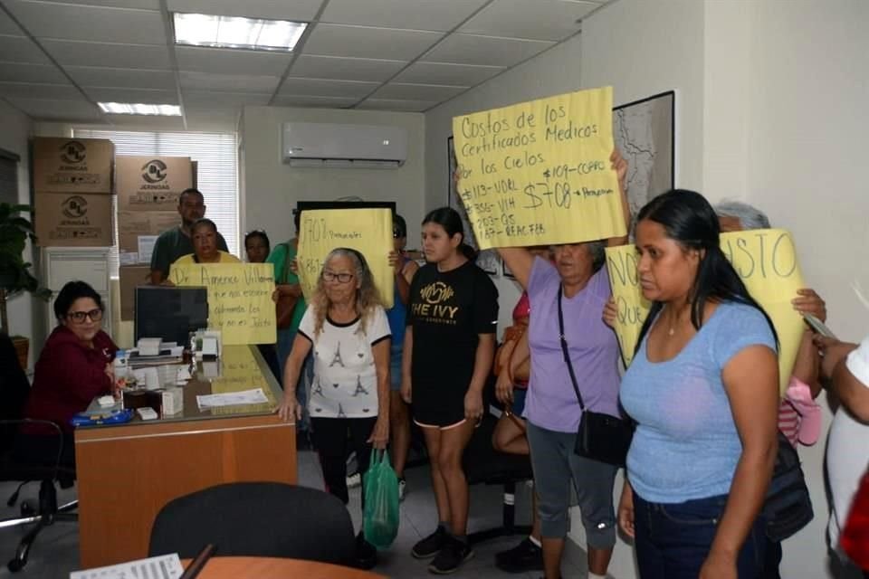 Las manifestantes también señalaron directamente a dos trabajadores, Francisco Ruiz y Guadalupe María Pedraza, acusándolos de ser los responsables de aplicar los cobros.