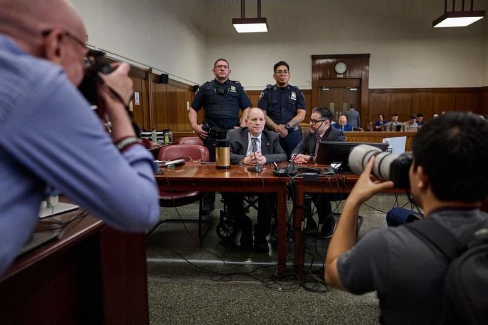 El jurado en el juicio de Harvey Weinstein solicitó escuchar testimonios y revisar registros médicos de víctimas para continuar deliberando.