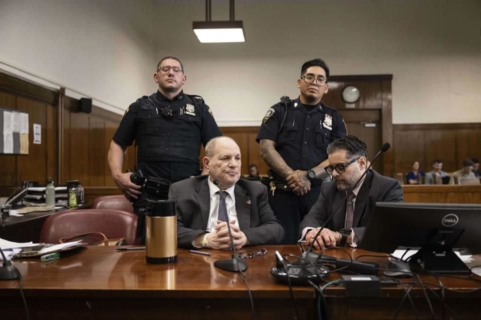 El panel, integrado por siete mujeres y cinco hombres, que recibió el caso el jueves por la mañana, ha solicitado escuchar nuevamente algunos testimonios de dos de las acusadoras de Weinstein.