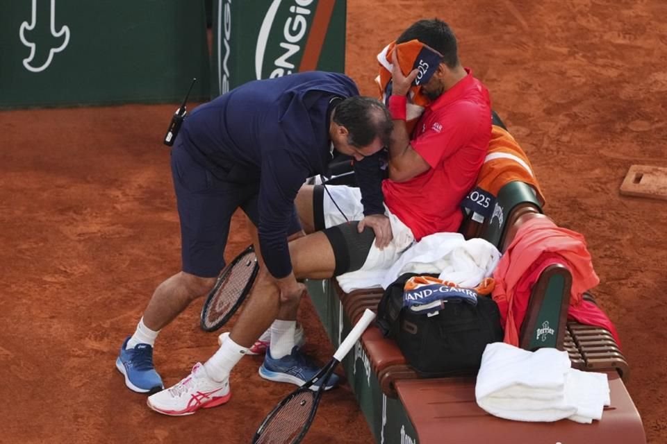 Djokovic tuvo que recibir atención médica en la cancha.