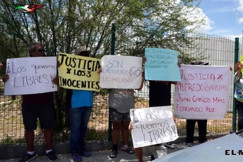 Los participantes en la protesta denunciaron que los detenidos fueron golpeados y sacados con violencia de sus hogares.