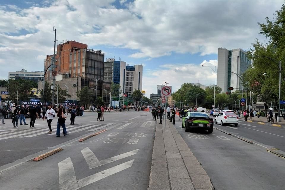 Los estudiantes empezaron a retirar los cordeles y las mantas que obstruían el paso vehicular.