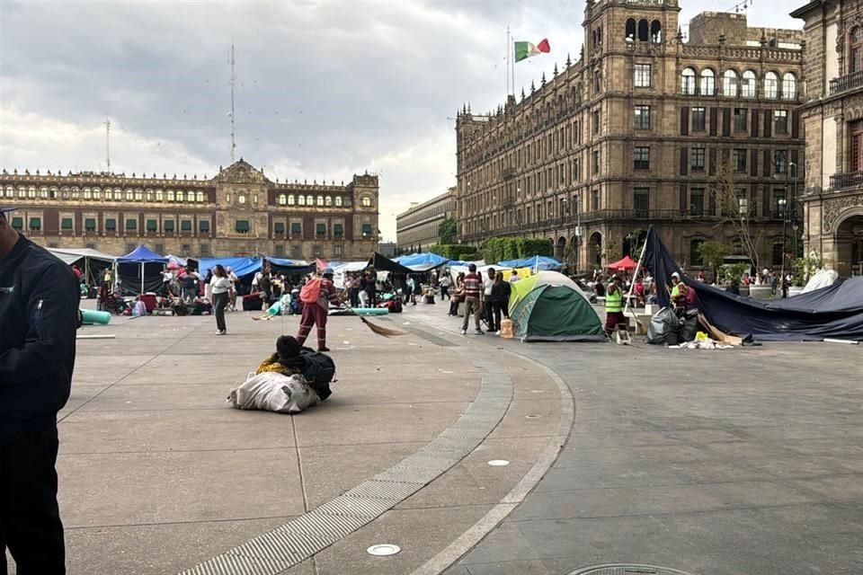 Personal de limpieza comenzó a barrer donde maestros desocuparon.