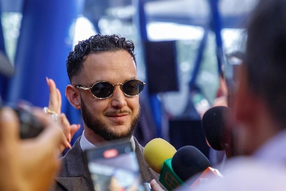 El músico C. Tangana, uno de los más ovacionados y fotografiados en la pasarela, asistió como director del documental La Guitarra Flamenca de Yerai Cortés.