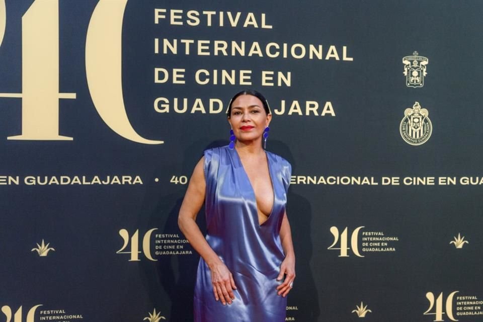 Dolores Heredia también caminó por la alfombra. La actriz recibirá el Mayahuel de Plata por una trayectoria que supera las sesenta películas.