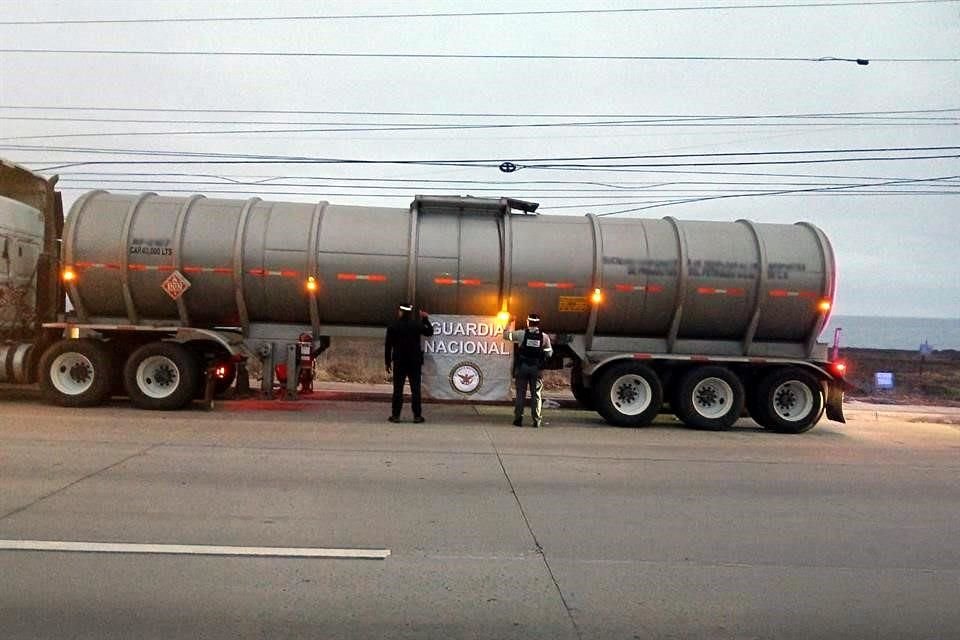 En el municipio de Huixtla, inspeccionaron un tractocamión procedente de Tapachula con destino a Tonalá. Mediante el uso de tecnología de rayos X, hallaron mil 193 kilogramos de cocaína ocultos.