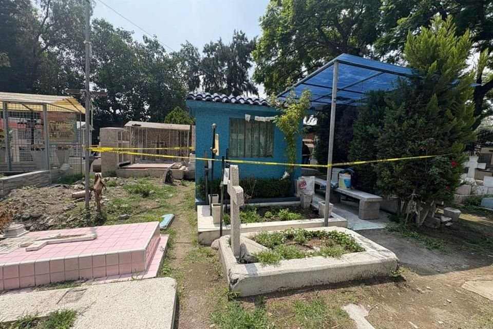 El sospechoso se encontraba al interior de una capilla y cuando los oficiales lo revisaron, descubrieron que cargaba con dos cubetas de plástico.