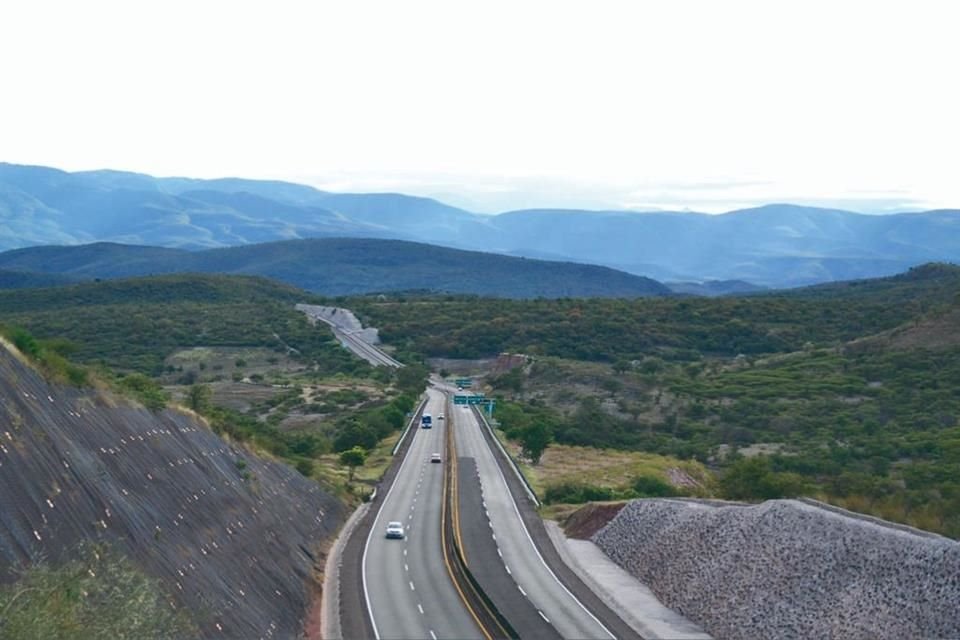 Following a landslide, CAPUFE announced the closure of the Cuernavaca-Acapulco Highway at KM 319 in the direction of Morelos.