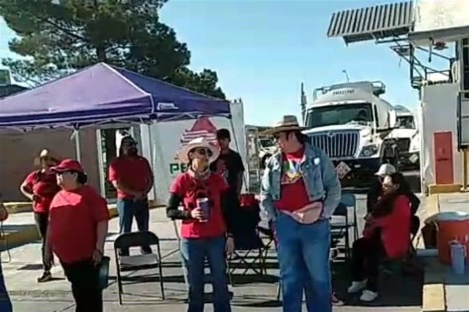 Las entradas y salidas de las plantas de Pemex en tres ciudades de Chihuahua permanecen bloqueadas por integrantes de la Red de Defensa Magisterial, quienes demandan jubilaciones dignas.